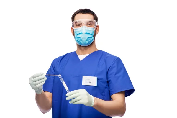 Medico maschio in maschera con tampone di cotone e provetta — Foto Stock