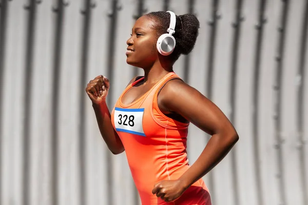 Šťastný africký americký žena běh maraton — Stock fotografie