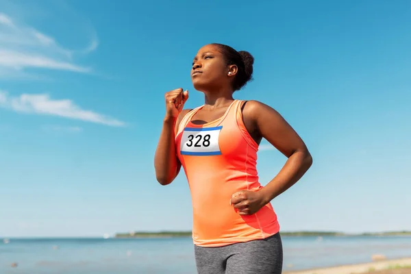 Young african american woman running marathon — Stock Photo, Image