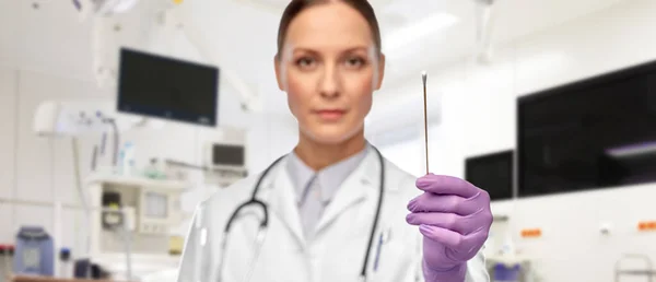 Female doctor with cotton swab at hospital — Stock Photo, Image