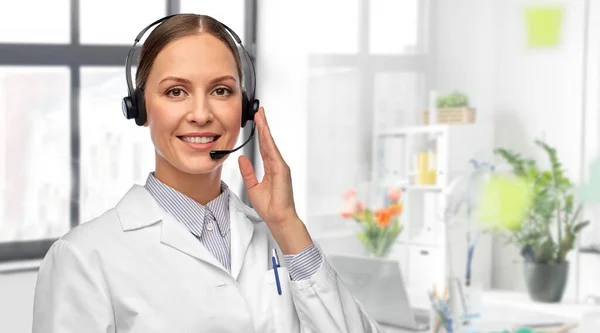 Uśmiechnięta lekarka ze słuchawkami w szpitalu — Zdjęcie stockowe