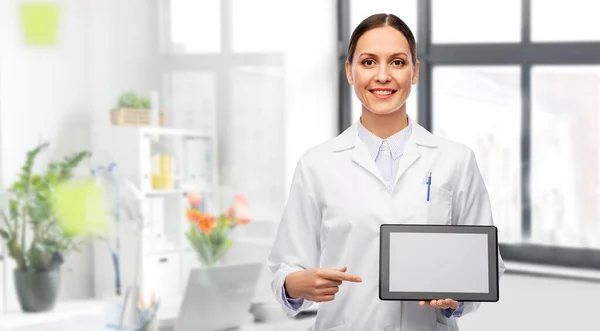 Femme médecin avec ordinateur tablette à l'hôpital — Photo