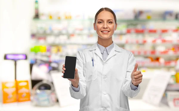 Medico femminile con smartphone che mostra i pollici in alto — Foto Stock