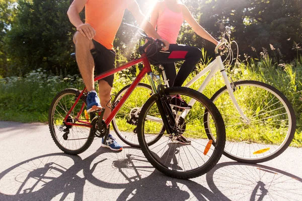 Jovem casal andar de bicicleta ao ar livre — Fotografia de Stock
