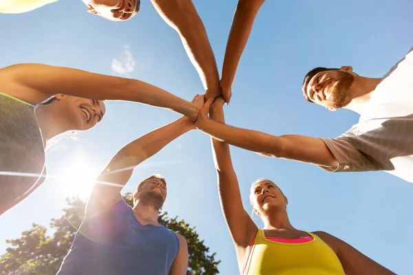 Gruppo di amici sportivi felici fare alto cinque — Foto Stock