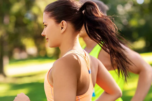 Jóvenes o deportistas corriendo maratón — Foto de Stock