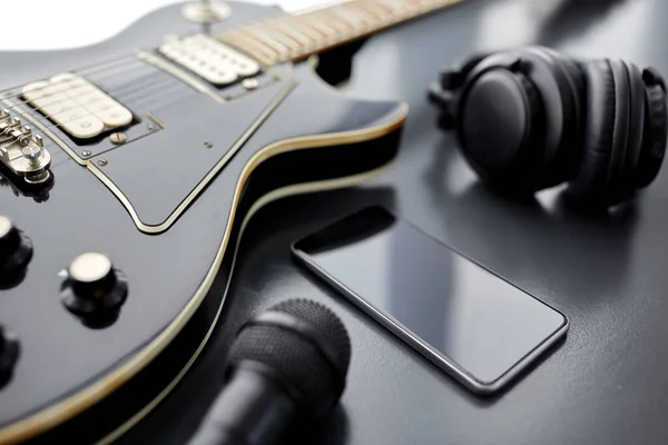 Close up of bass guitar and smartphone — Stock Photo, Image