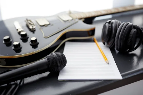 Primo piano chitarra, musica libro e cuffie — Foto Stock