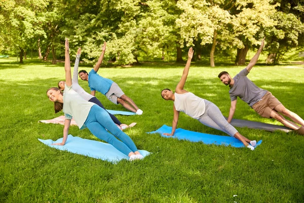 Yaz parkında yoga yapan bir grup insan. — Stok fotoğraf