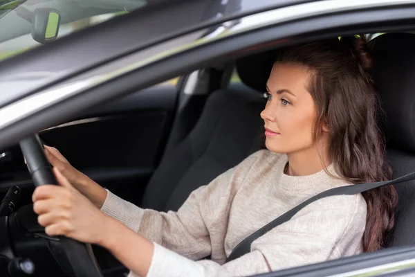 Mulher ou motorista do sexo feminino carro de condução na cidade — Fotografia de Stock