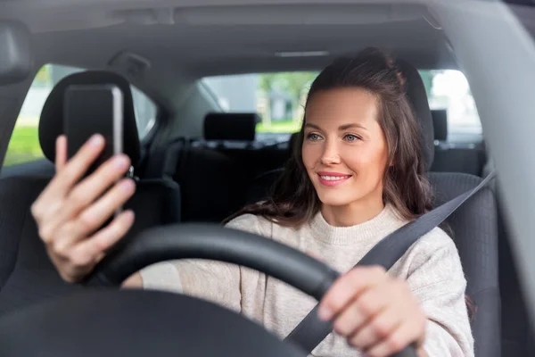 Mulher ou motorista dirigindo carro e tomando selfie — Fotografia de Stock