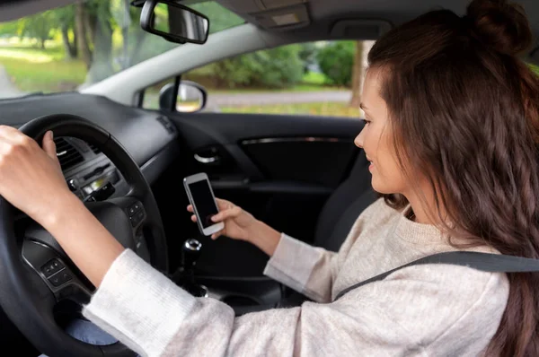 Leende kvinna eller kvinnlig förare kör bil i staden — Stockfoto