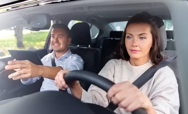 Femme et instructeur d'école de conduite en voiture — Photo