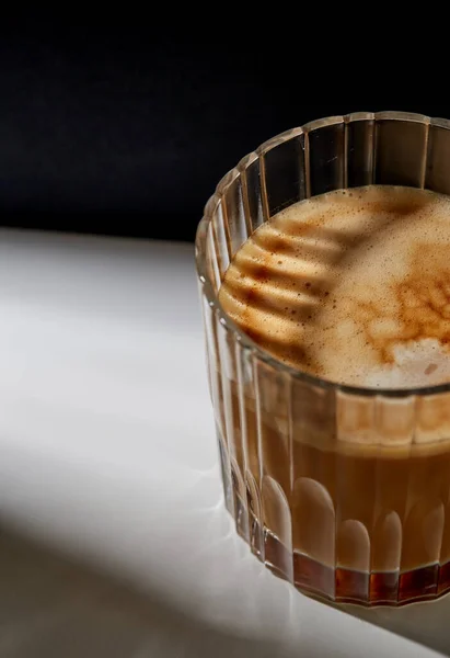 Close-up van koffie in glas op tafel — Stockfoto