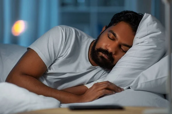 Indiano uomo dormire in letto a casa a notte — Foto Stock