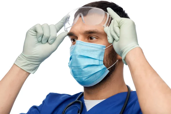 Medico maschio in maschera, maschera e guanti — Foto Stock