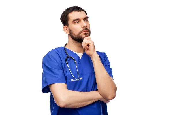 Denkender Arzt oder Krankenpfleger mit Stethoskop — Stockfoto