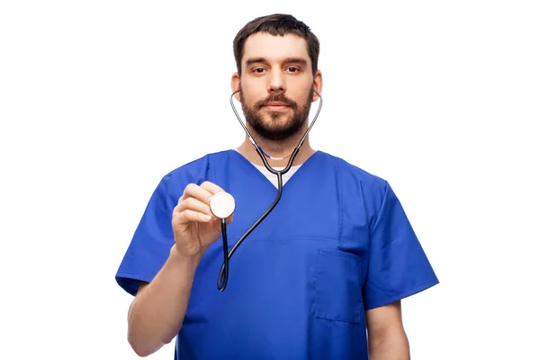 Médico o enfermero con estetoscopio — Foto de Stock