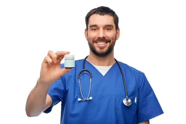 Läkare eller manlig sjuksköterska med läkemedel och stetoskop — Stockfoto