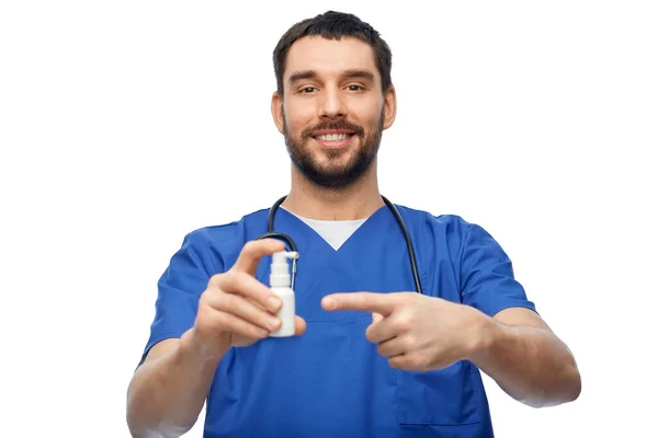 Médico ou enfermeiro com medicina e estetoscópio — Fotografia de Stock