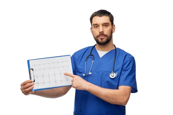 Médecin masculin avec cardiogramme sur presse-papiers — Photo
