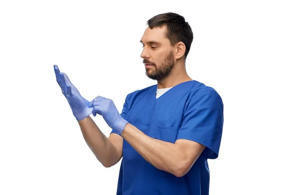 Arzt oder Krankenpfleger ziehen medizinische Handschuhe an — Stockfoto