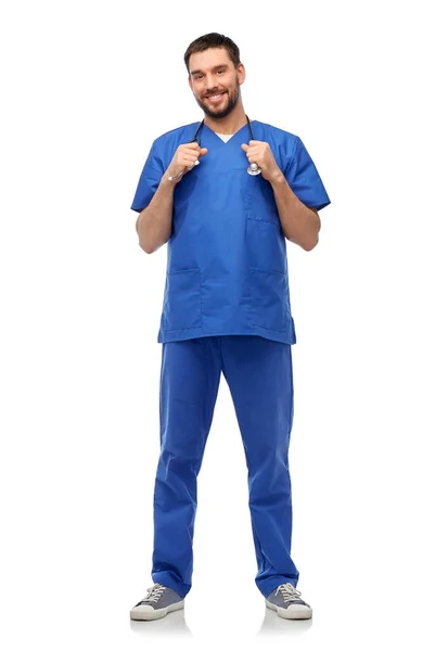 Médico sonriente o enfermero con estetoscopio — Foto de Stock