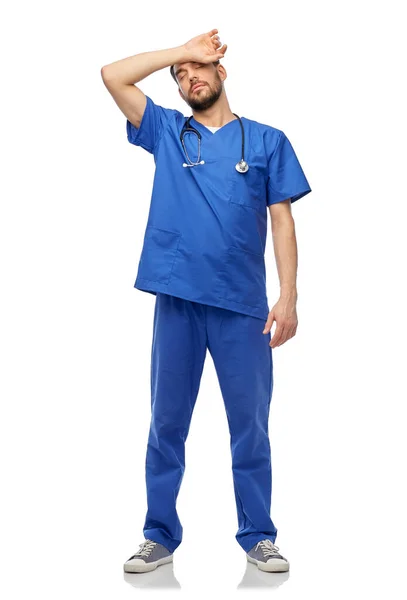 Unavený lékař nebo mužská zdravotní sestra se stetoskopem — Stock fotografie