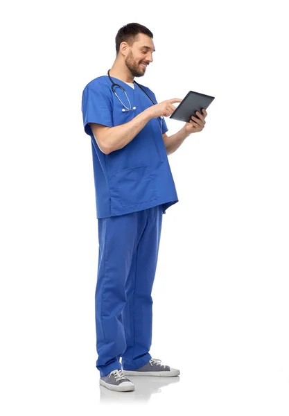 미소짓는 의사나여 간호사가 태블릿 컴퓨터를 사용하는 모습 — 스톡 사진