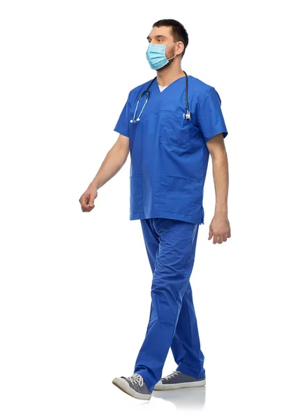 Arzt in blauer Uniform und Maske — Stockfoto