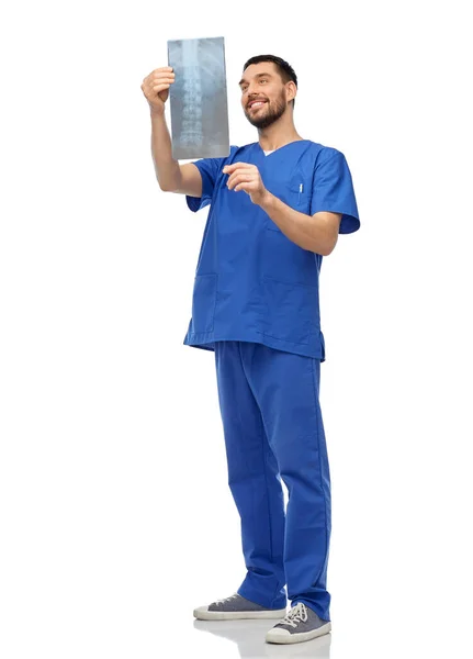 Szczęśliwy uśmiechnięty lekarz lub pielęgniarka z rentgenem — Zdjęcie stockowe