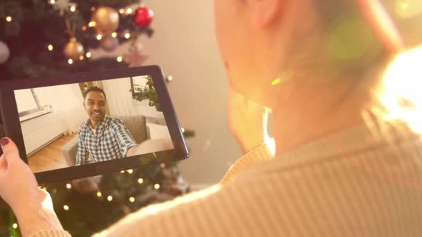 Kvinna med tablett dator har videosamtal på jul — Stockvideo