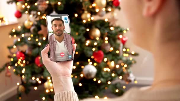 Mujer con smartphone tiene videollamada en Navidad — Vídeos de Stock