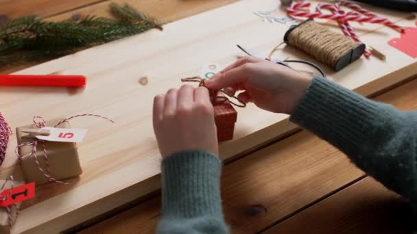 Manos haciendo calendario de adviento en Navidad en casa — Vídeo de stock