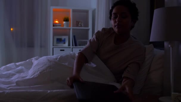 Žena s notebookem v posteli doma v noci — Stock video