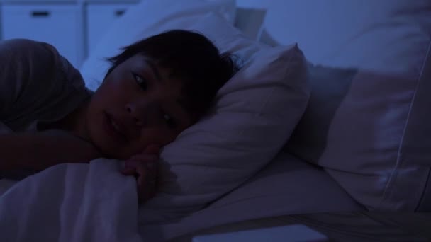 Femme endormie se réveille à cause du téléphone la nuit — Video