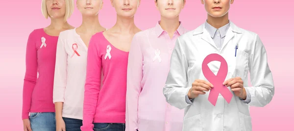 Läkare och kvinnor med cancer medvetenhet band — Stockfoto