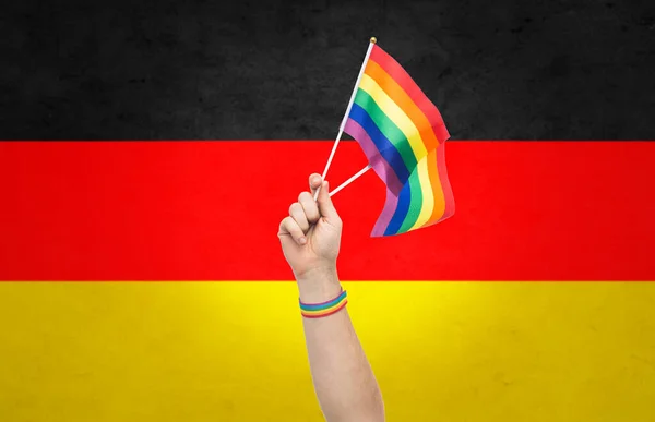 Tangan dengan gay kebanggaan bendera pelangi dan gelang — Stok Foto