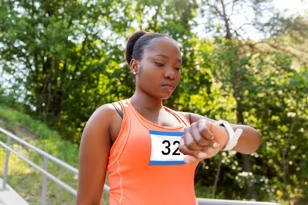 Akıllı saati olan Afrikalı kadın maraton koşucusu — Stok fotoğraf