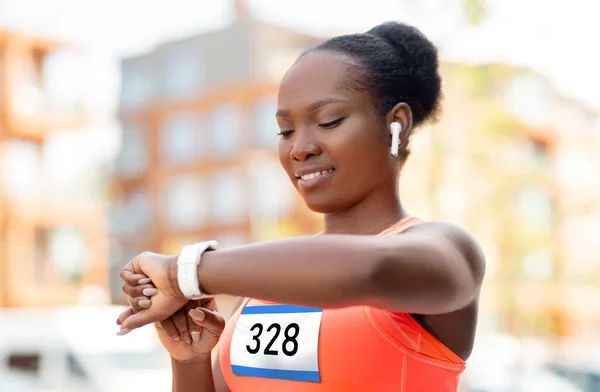 Marathonläufer mit Kopfhörer und Smartwatch — Stockfoto