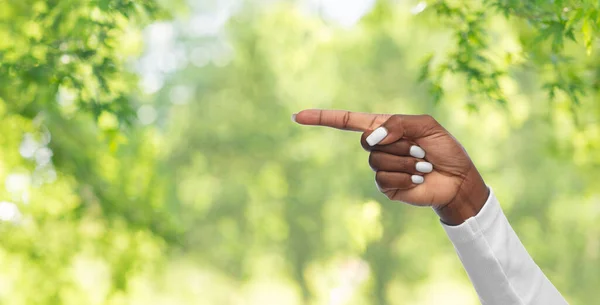 Το χέρι μιας Αφροαμερικανής που δείχνει με το δάχτυλο Royalty Free Εικόνες Αρχείου