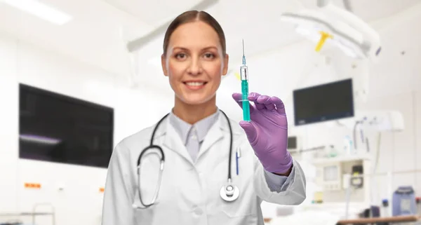 Médico feminino com medicamento em seringa no hospital — Fotografia de Stock