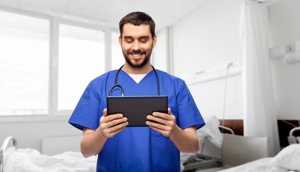 Lächelnder Arzt oder Krankenpfleger mit Tablet-Computer — Stockfoto