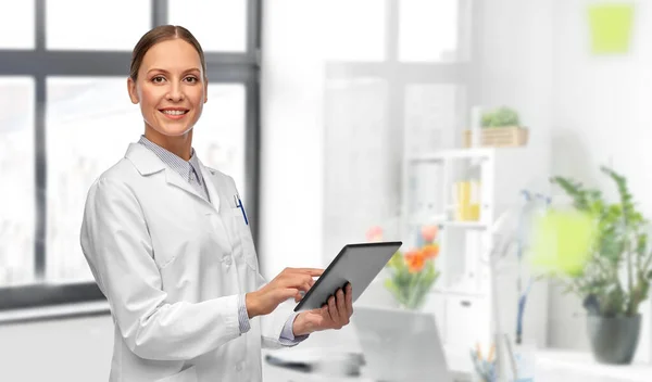 Femme médecin avec ordinateur tablette à l'hôpital — Photo