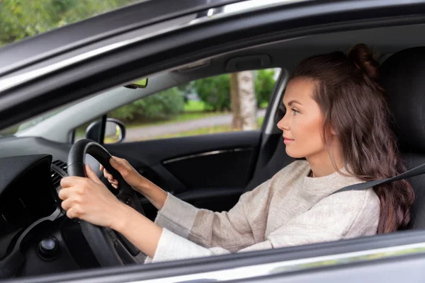 Kvinna eller kvinnlig förare kör bil i staden — Stockfoto