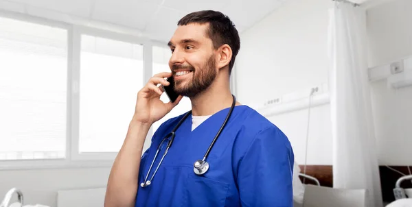 Médico sorridente ou enfermeiro chamando no smartphone — Fotografia de Stock