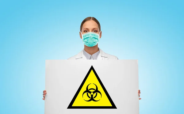 Lékařka v masce s nápisem biohazard — Stock fotografie