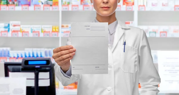 Close-up de médico feminino com prescrição em branco — Fotografia de Stock
