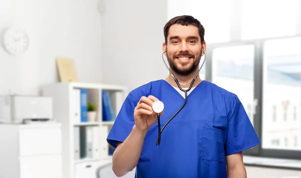 Sonriente médico o enfermero con estetoscopio — Foto de Stock