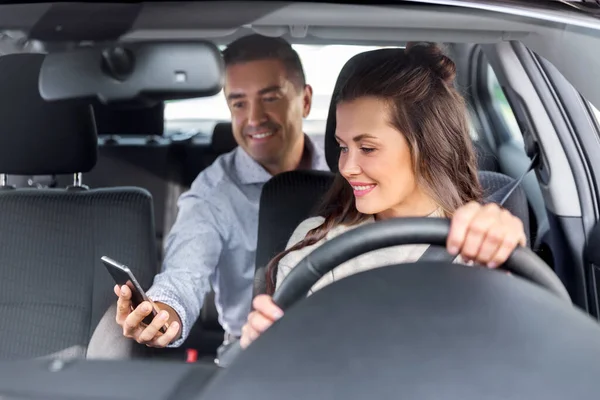 Motorista do sexo feminino carro de condução com passageiro masculino — Fotografia de Stock